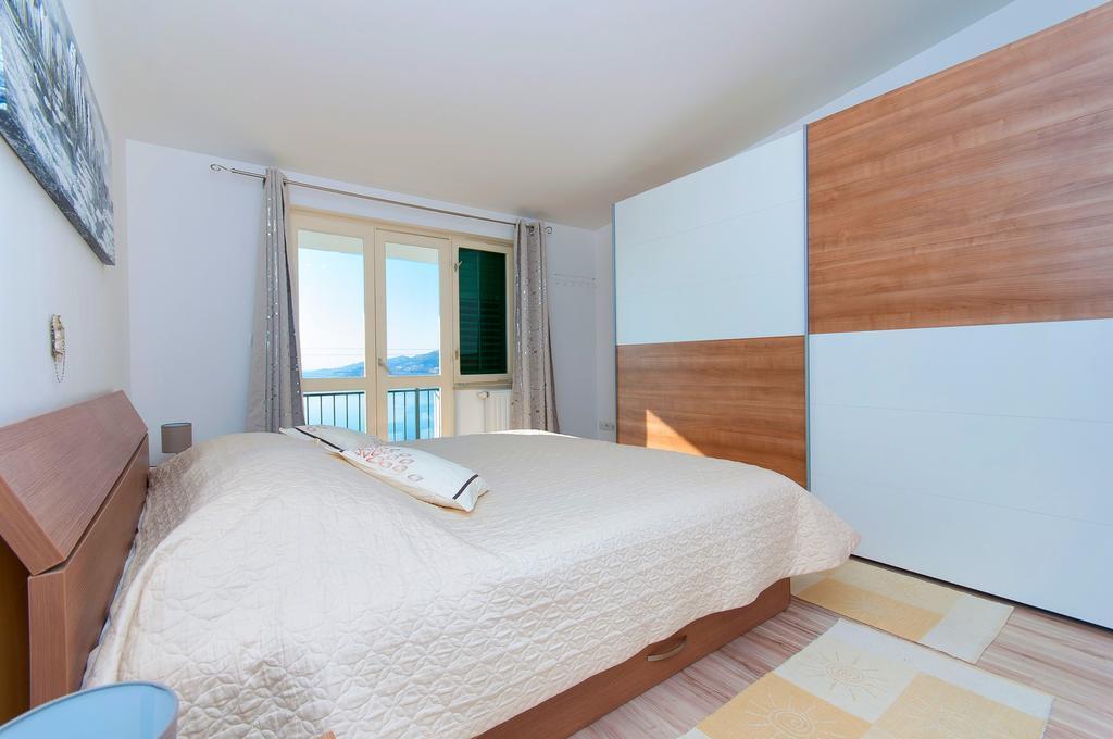 Apartment Lelas Omiš Eksteriør bilde