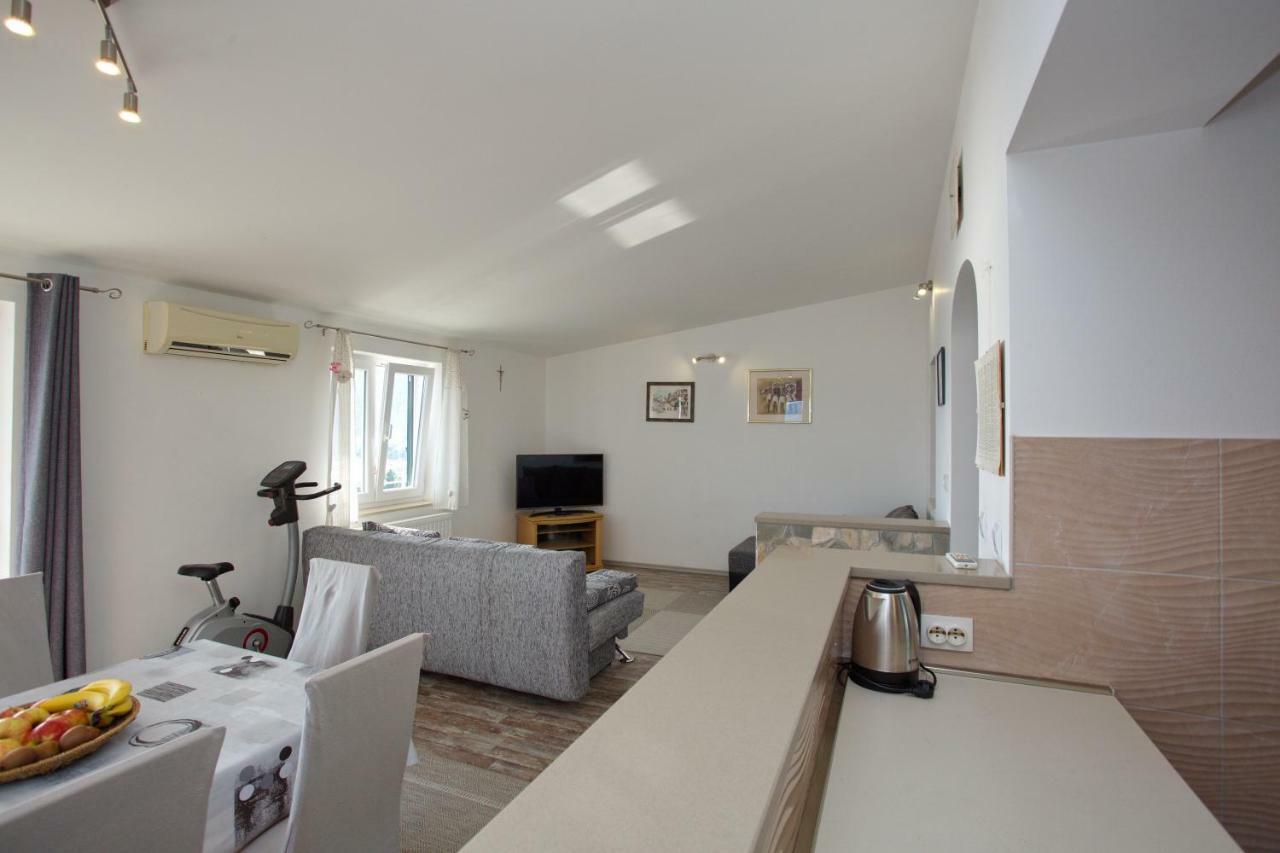 Apartment Lelas Omiš Eksteriør bilde